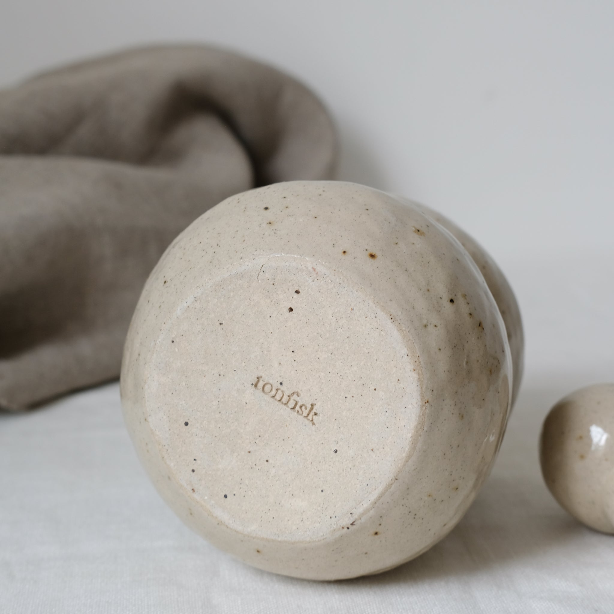 Vase N°26 en grès H 20cm, sable par Tonfisk by Ciona Lee chez Brutal