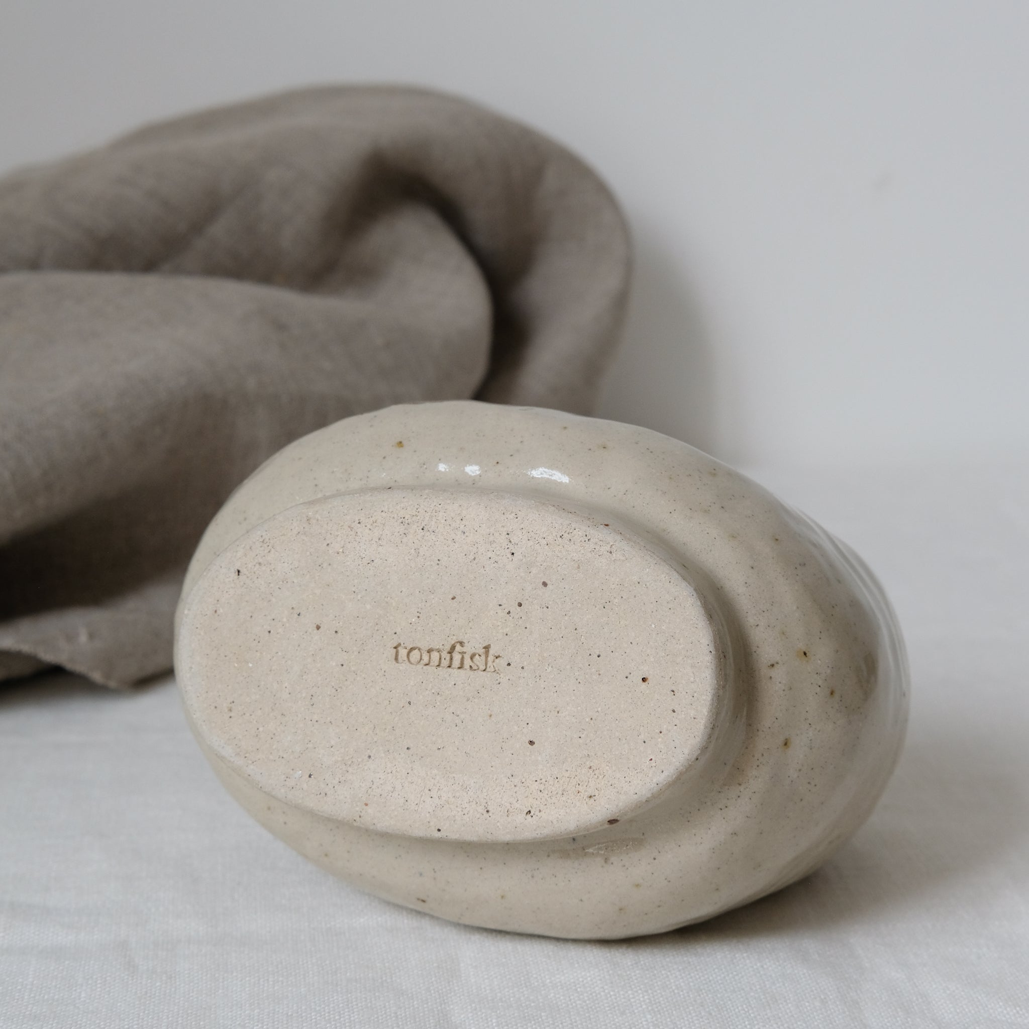 Vase N°70 en grès H 13cm, sable par Tonfisk by Ciona Lee chez Brutal