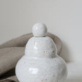 Vase N°22 en grès H 20cm, blanc par Tonfisk by Ciona Lee chez Brutal