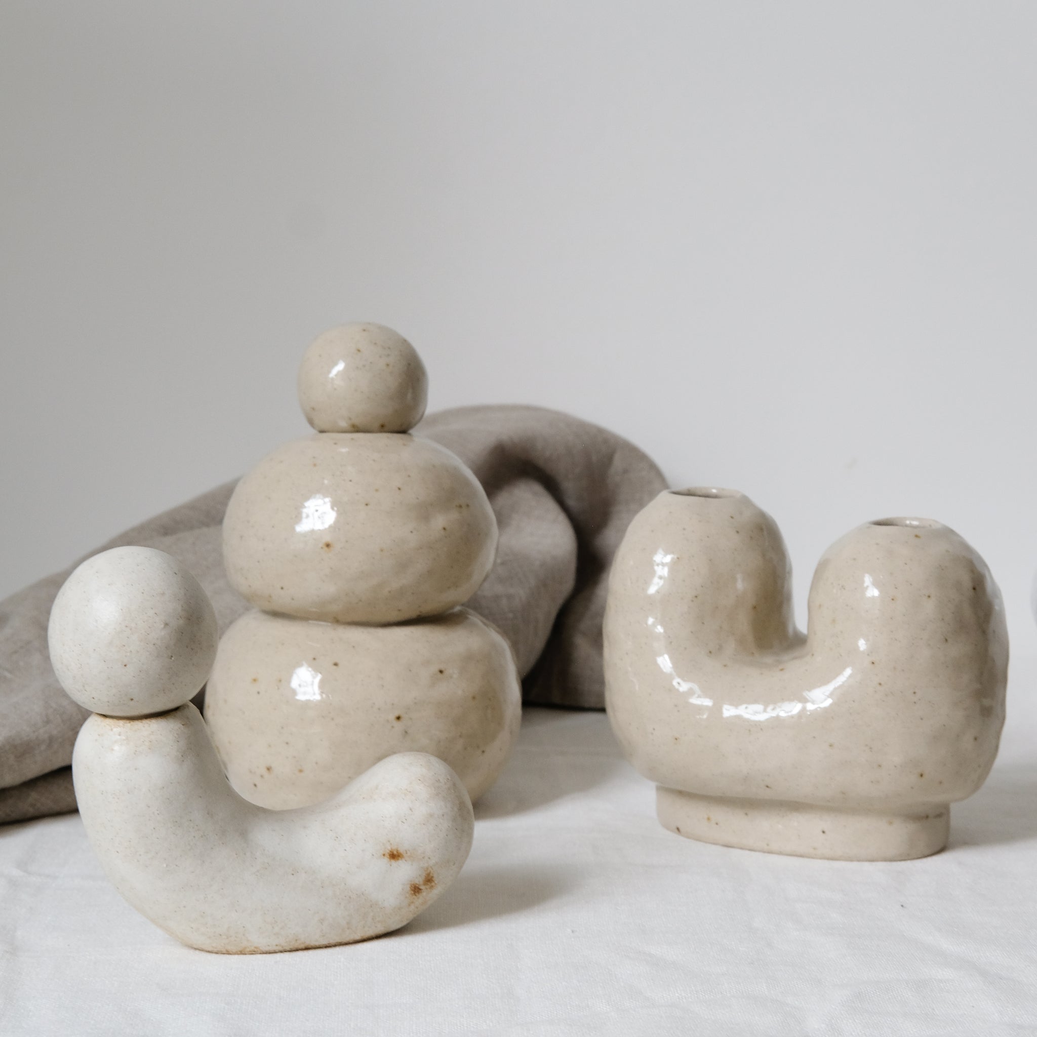 Vase N°28 en grès H 12cm, satiné par Tonfisk by Ciona Lee chez Brutal