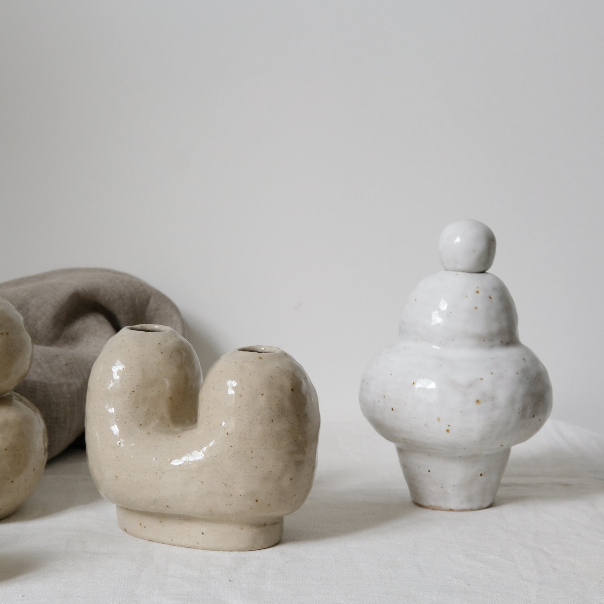 Vase N°22 en grès H 20cm, blanc par Tonfisk by Ciona Lee chez Brutal