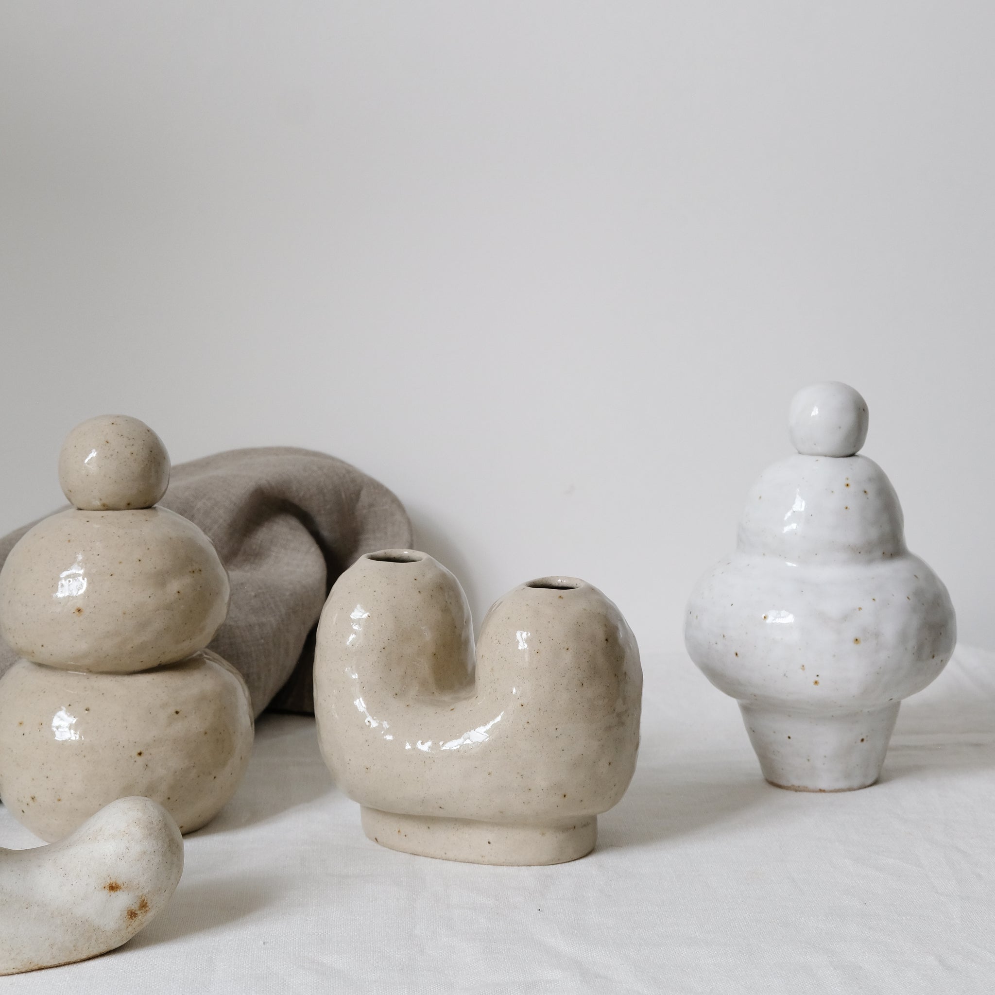 Vase N°22 en grès H 20cm, blanc par Tonfisk by Ciona Lee chez Brutal
