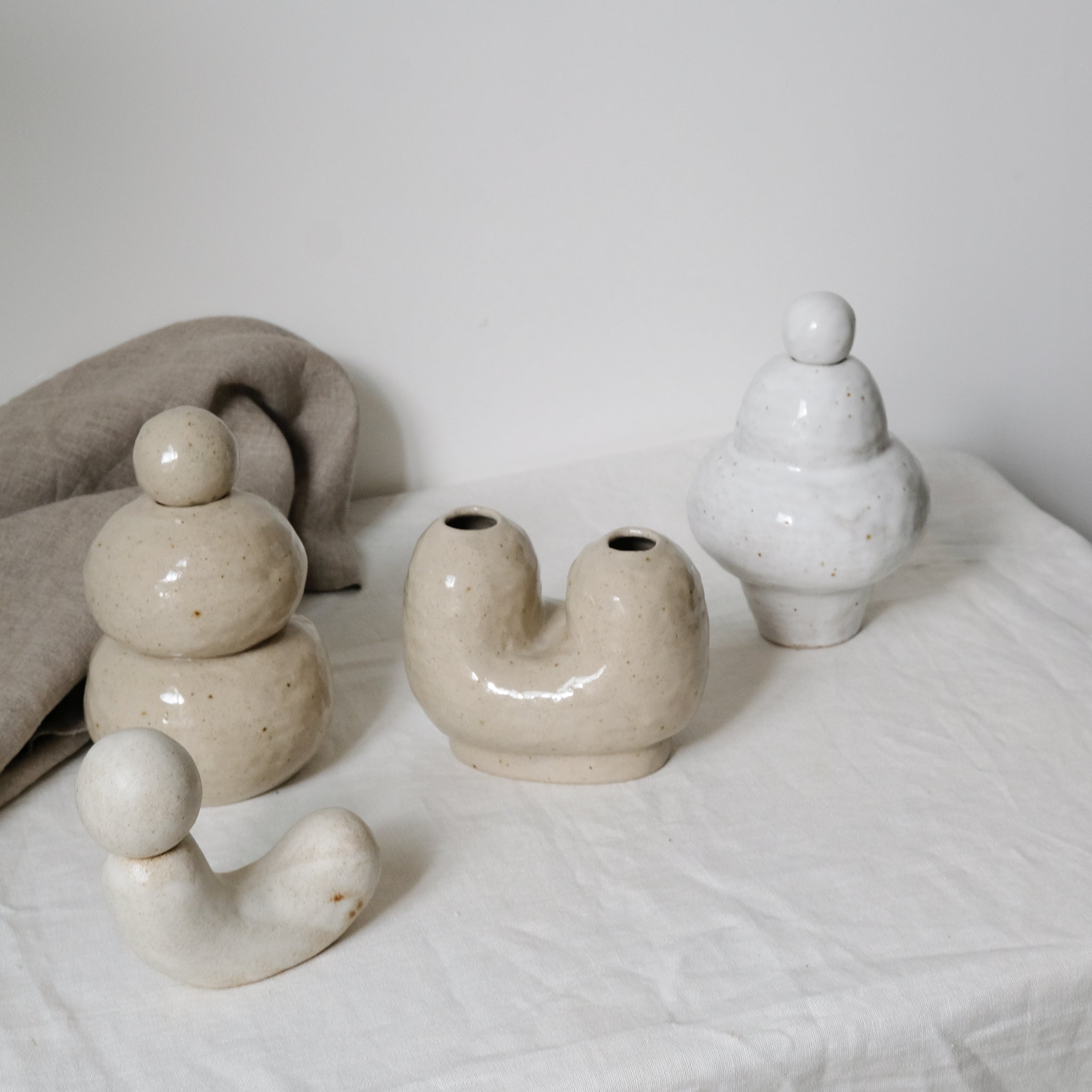 Vase N°70 en grès H 13cm, sable par Tonfisk by Ciona Lee chez Brutal