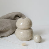 Vase N°26 en grès H 20cm, sable par Tonfisk by Ciona Lee chez Brutal