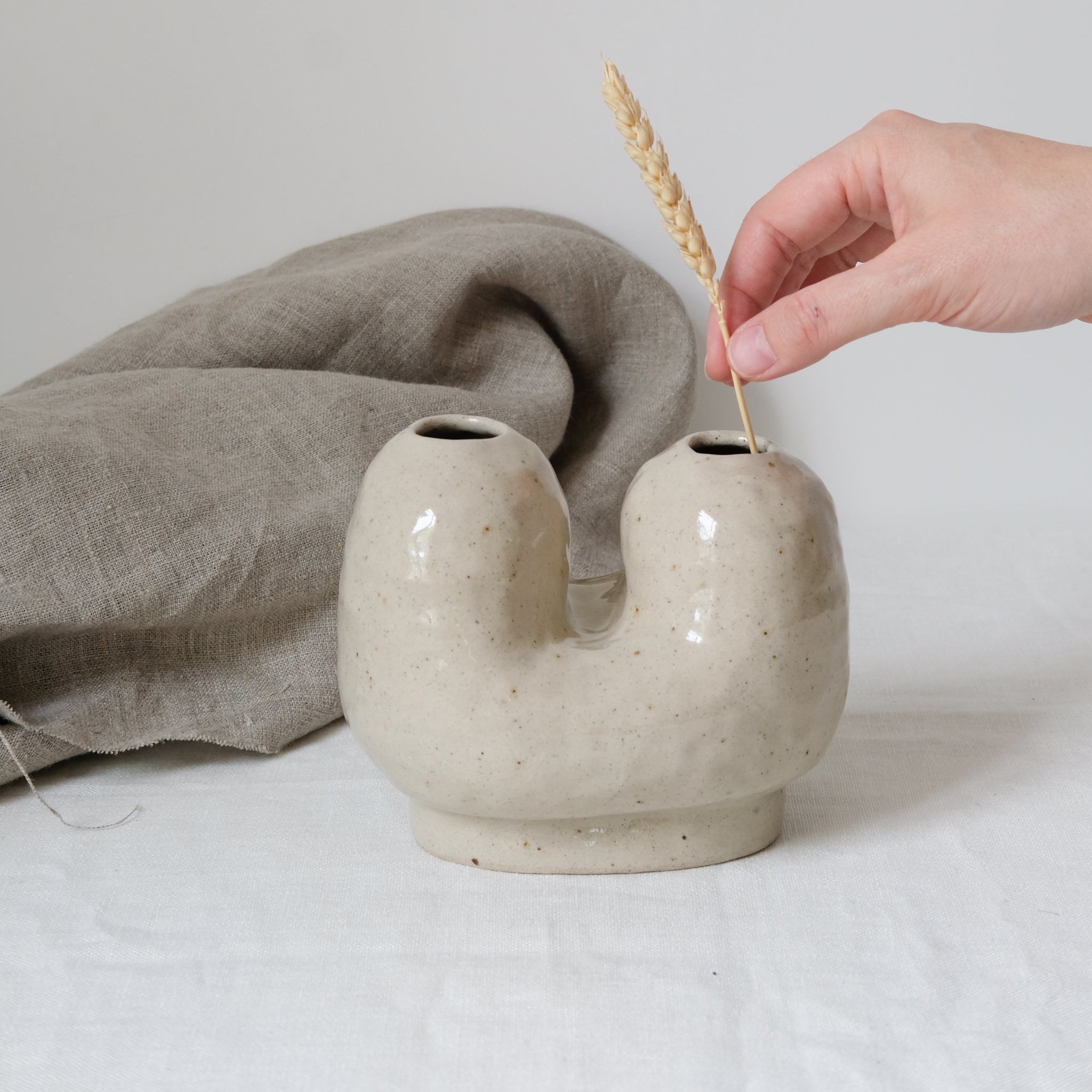 Vase N°70 en grès H 13cm, sable par Tonfisk by Ciona Lee chez Brutal