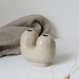 Vase N°70 en grès H 13cm, sable par Tonfisk by Ciona Lee chez Brutal