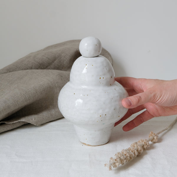 Vase N°22 en grès H 20cm, blanc par Tonfisk by Ciona Lee chez Brutal