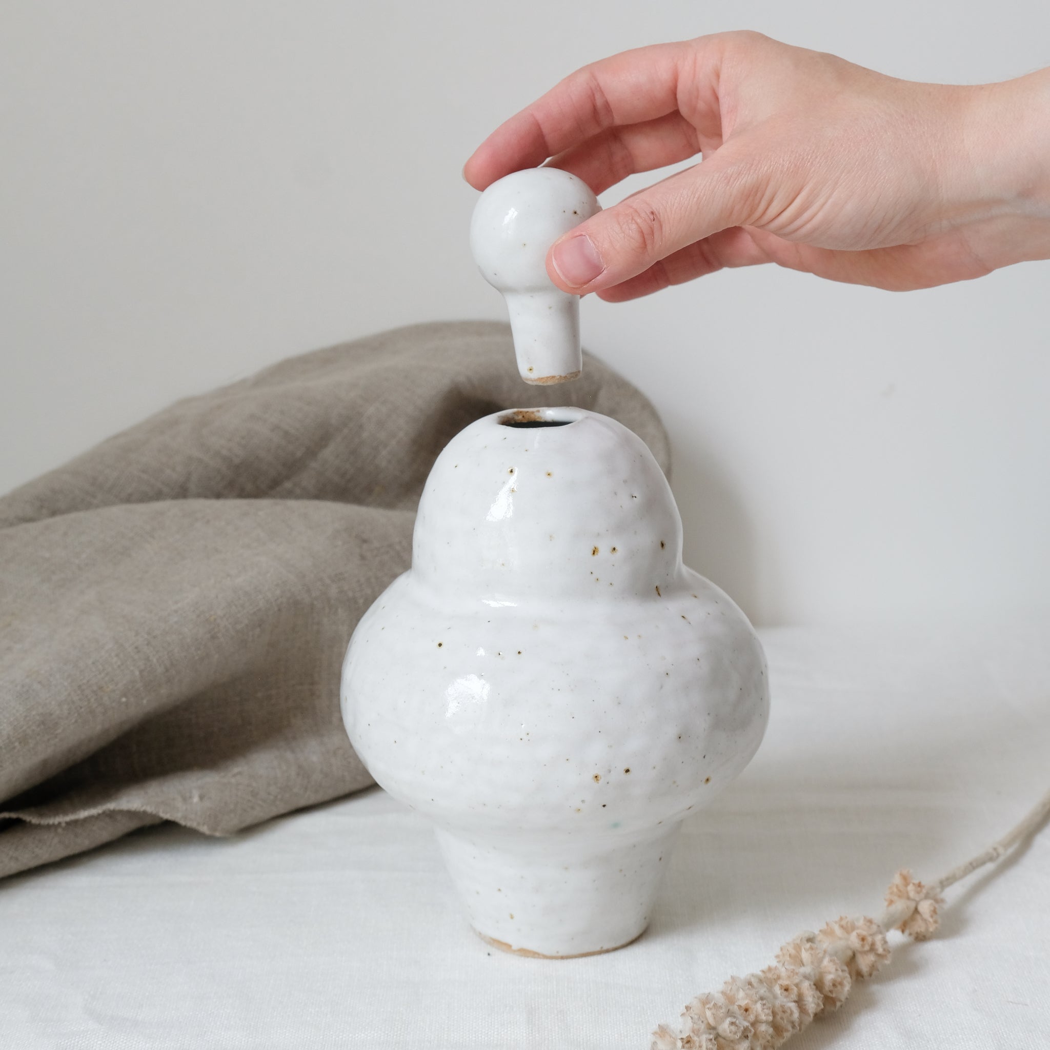 Vase N°22 en grès H 20cm, blanc par Tonfisk by Ciona Lee chez Brutal