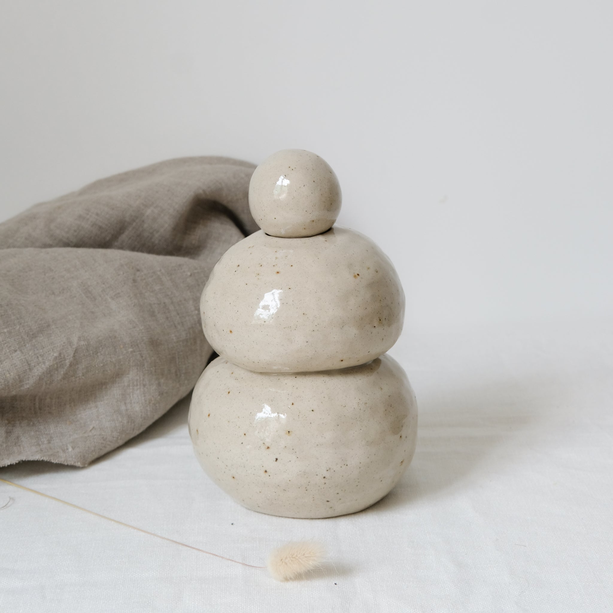 Vase N°26 en grès H 20cm, sable par Tonfisk by Ciona Lee chez Brutal