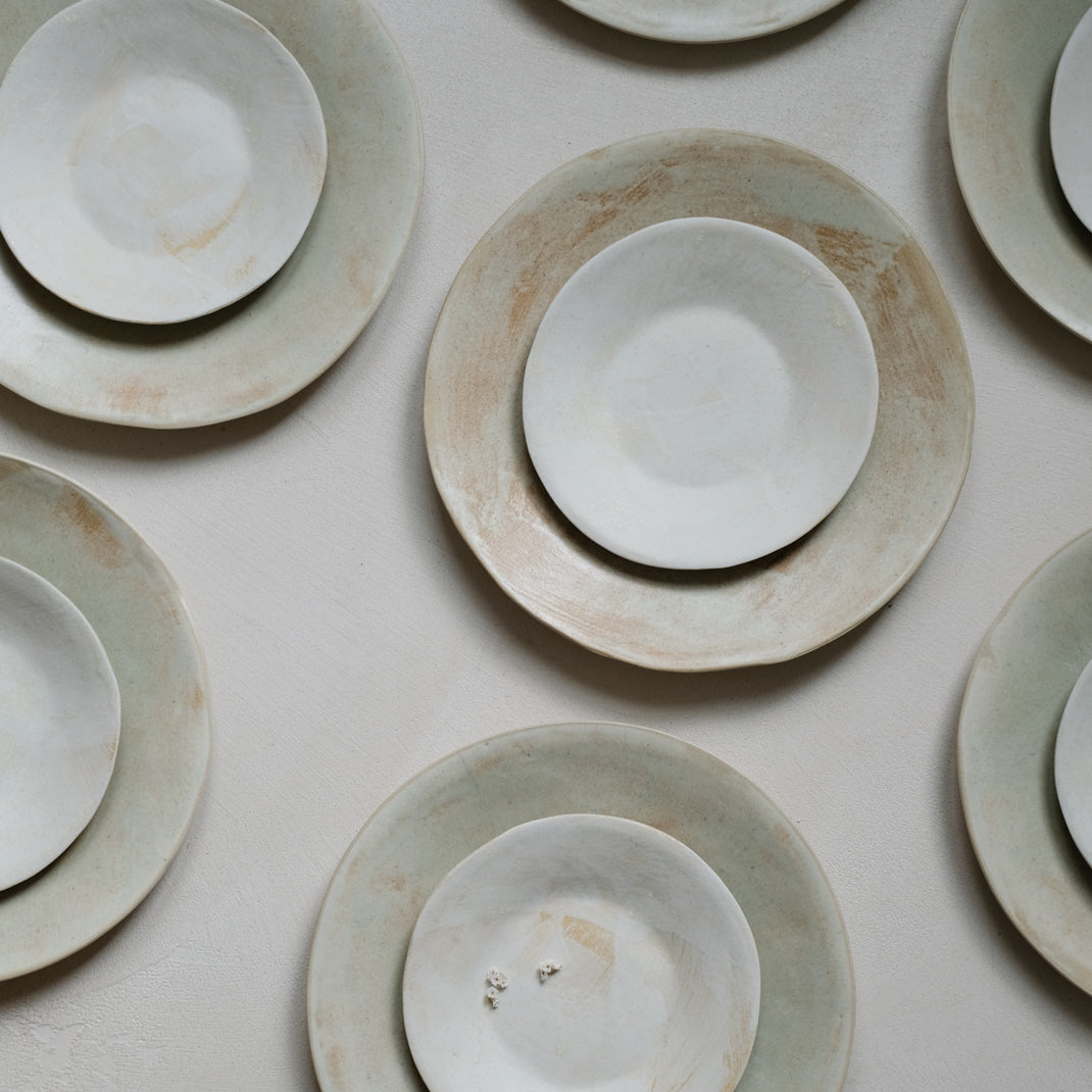 Assiette en grès par Amandine Richard chez Brutal Ceramics
