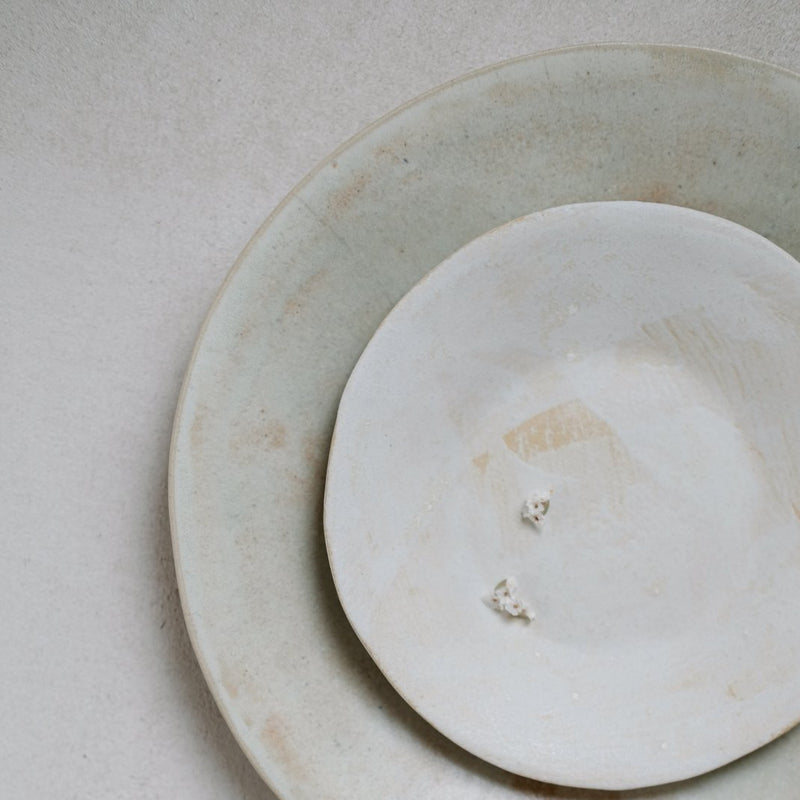 Assiette en grès par Amandine Richard chez Brutal Ceramics