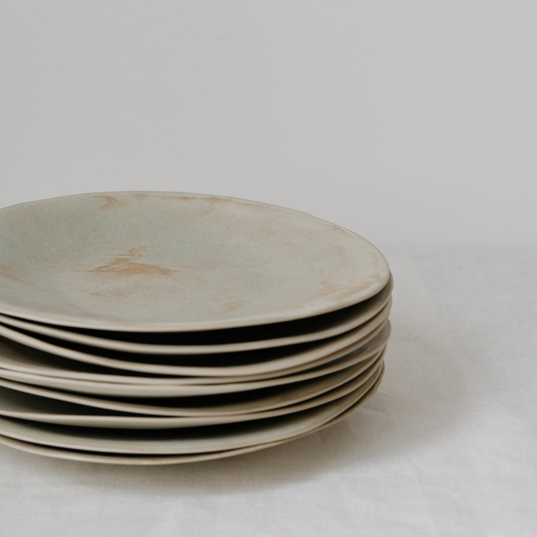Assiette en grès par Amandine Richard chez Brutal Ceramics