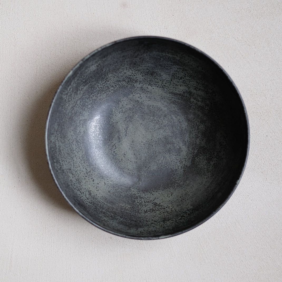 Assiette creuse par Amandine Richard chez Brutal Ceramics