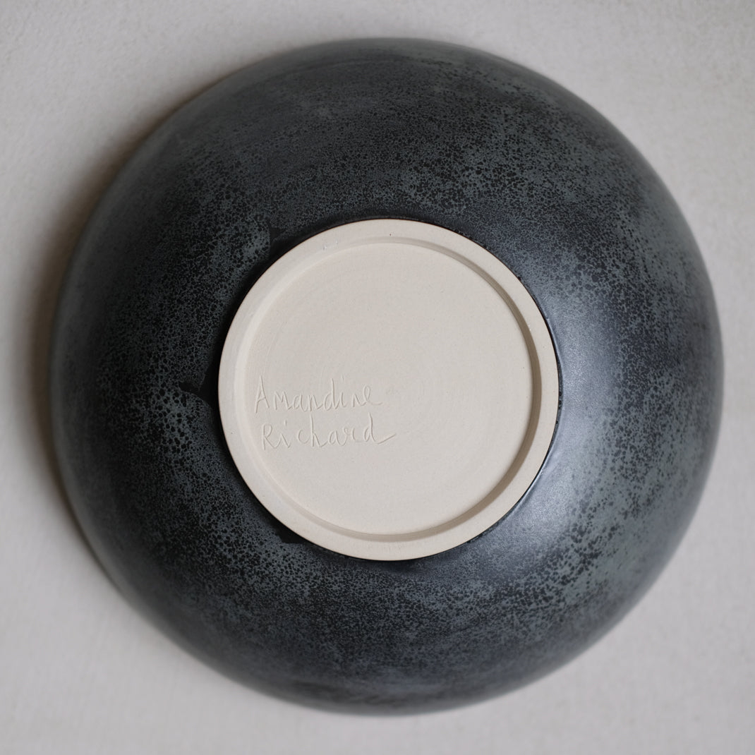 Assiette creuse par Amandine Richard chez Brutal Ceramics