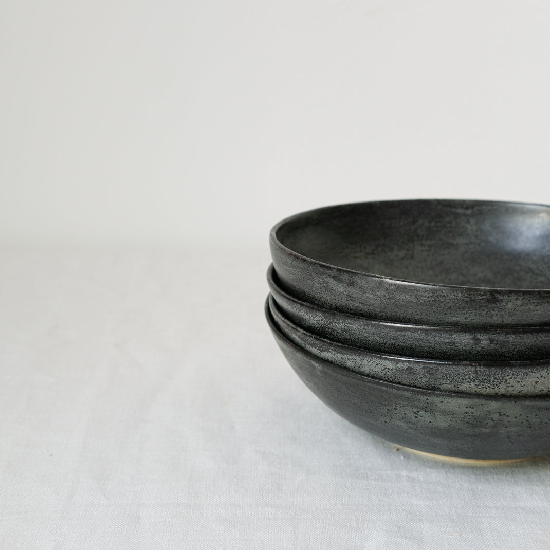 Assiette creuse par Amandine Richard chez Brutal Ceramics