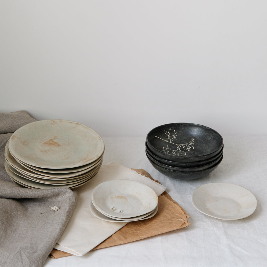 Assiette en grès par Amandine Richard chez Brutal Ceramics