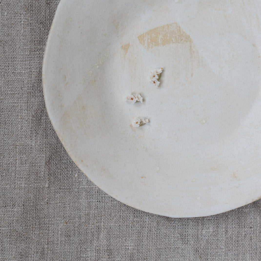 Assiette en grès par Amandine Richard chez Brutal Ceramics