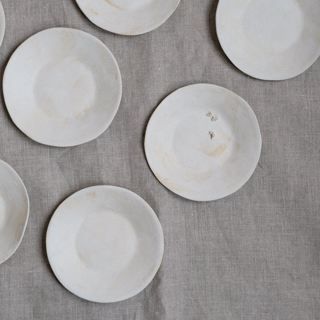 Assiette en grès par Amandine Richard chez Brutal Ceramics