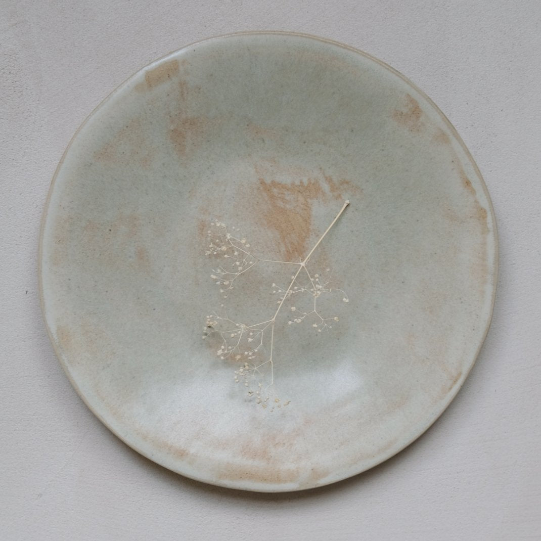 Assiette en grès par Amandine Richard chez Brutal Ceramics