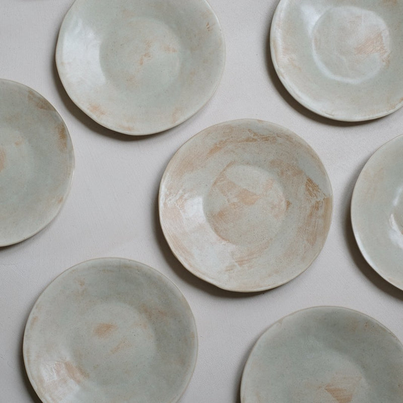 Assiette en grès par Amandine Richard chez Brutal Ceramics