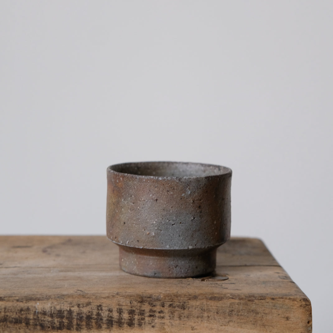 Tasse japonaise Bizen Yaki par Asemi chez Brutal Ceramics