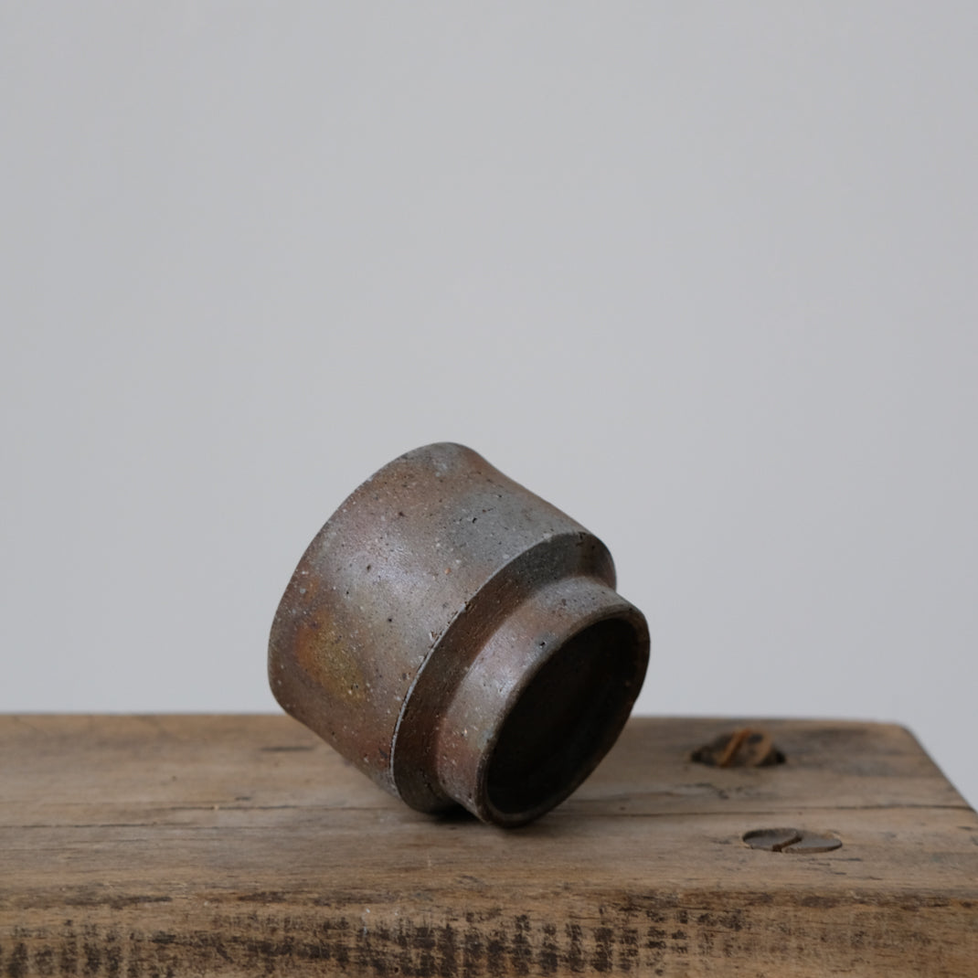 Tasse japonaise Bizen Yaki par Asemi chez Brutal Ceramics