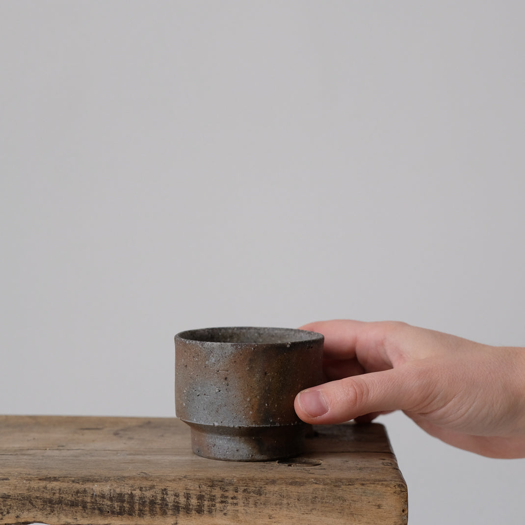 Tasse japonaise Bizen Yaki par Asemi chez Brutal Ceramics