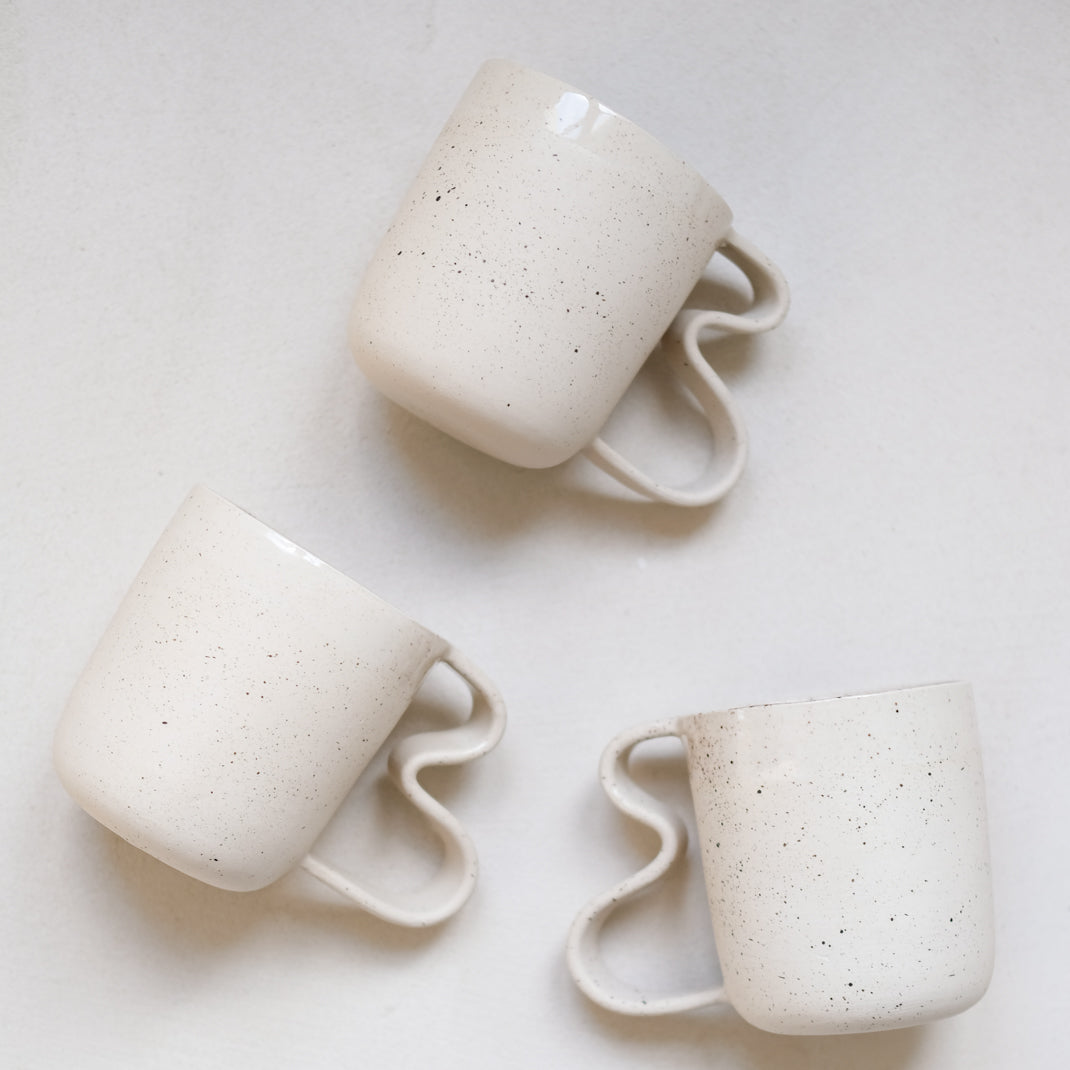 Grand Mug Bow par Camille Esnée chez Brutal Ceramics