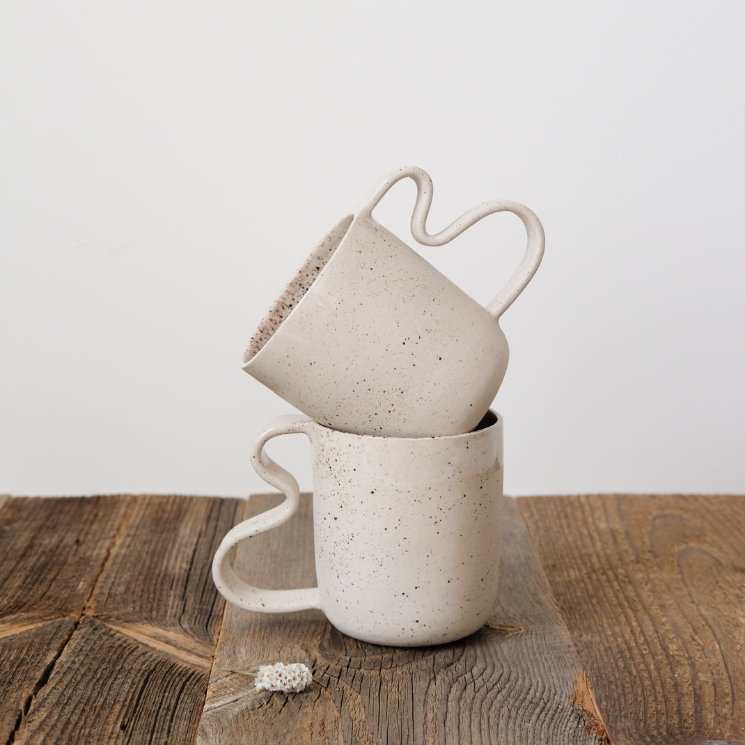 Grand Mug Bow par Camille Esnée chez Brutal Ceramics