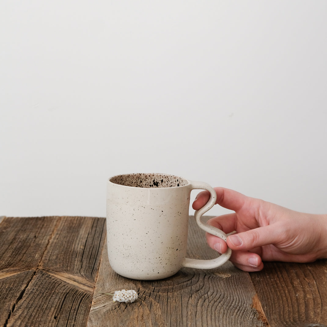 Grand Mug Bow par Camille Esnée chez Brutal Ceramics