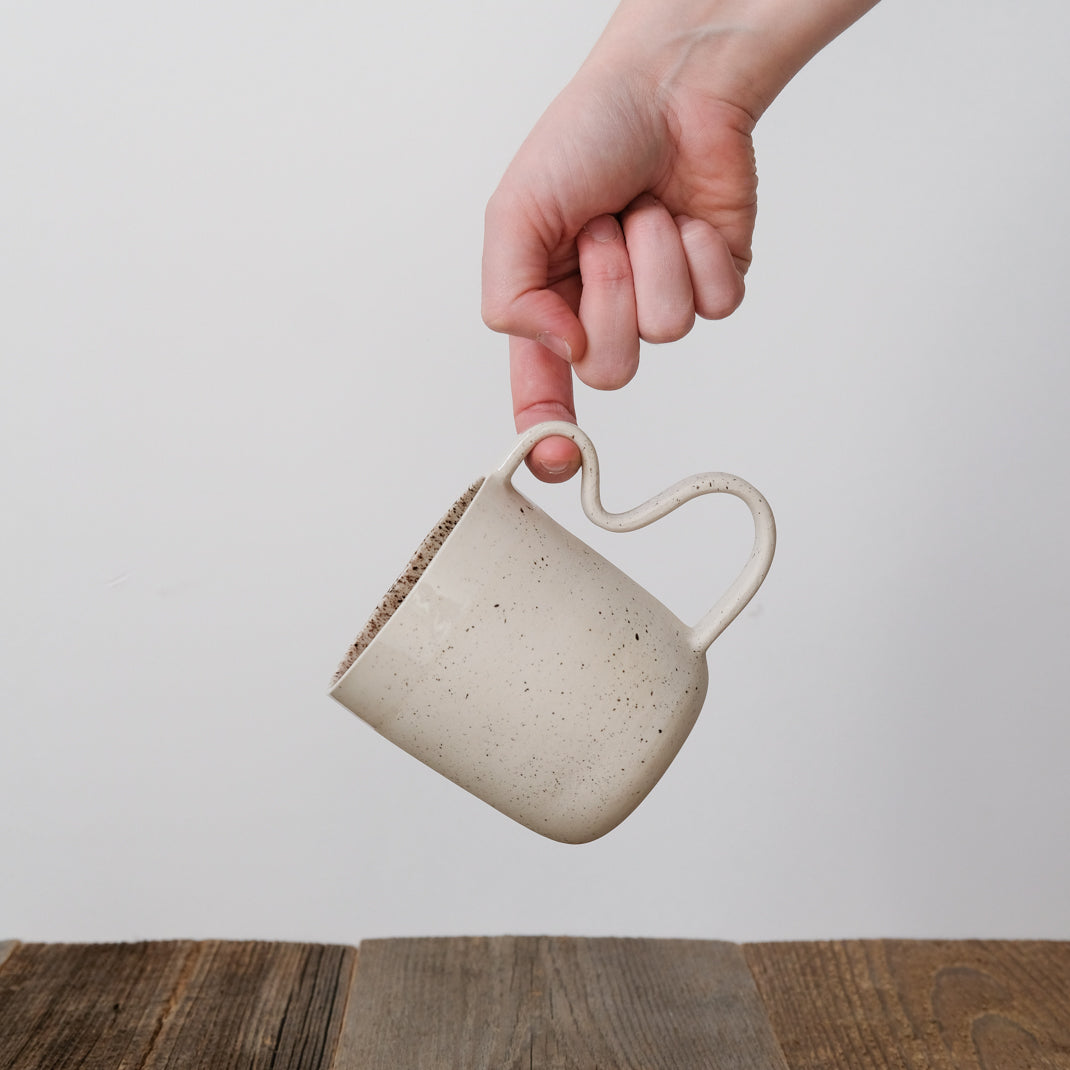 Grand Mug Bow par Camille Esnée chez Brutal Ceramics