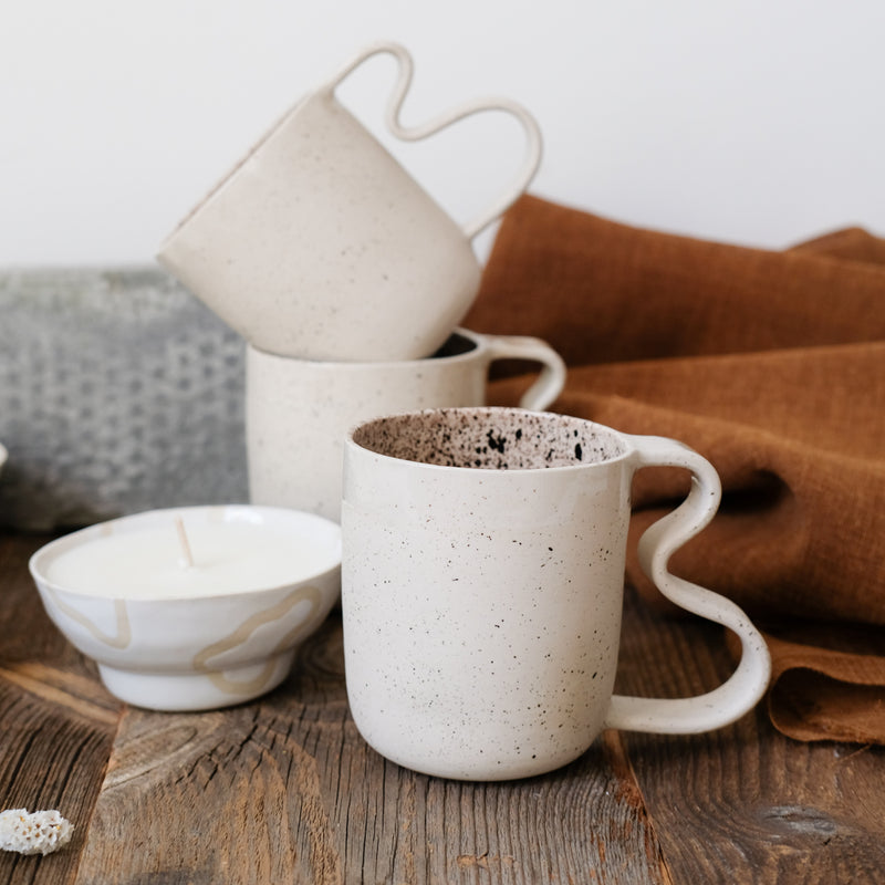 Mug Bow de la designer d'objet Camille Esnée chez Brutal Ceramics