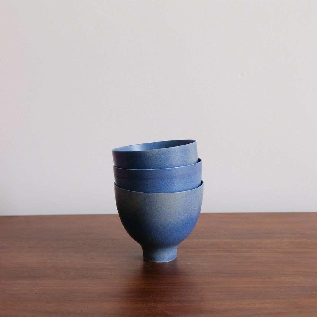 Mazagran en porcelaine bleu par Cica Gomez chez Brutal Ceramics
