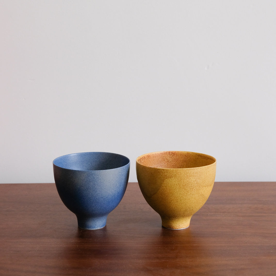 Mazagran en porcelaine jaune par Cica Gomez chez Brutal Ceramics