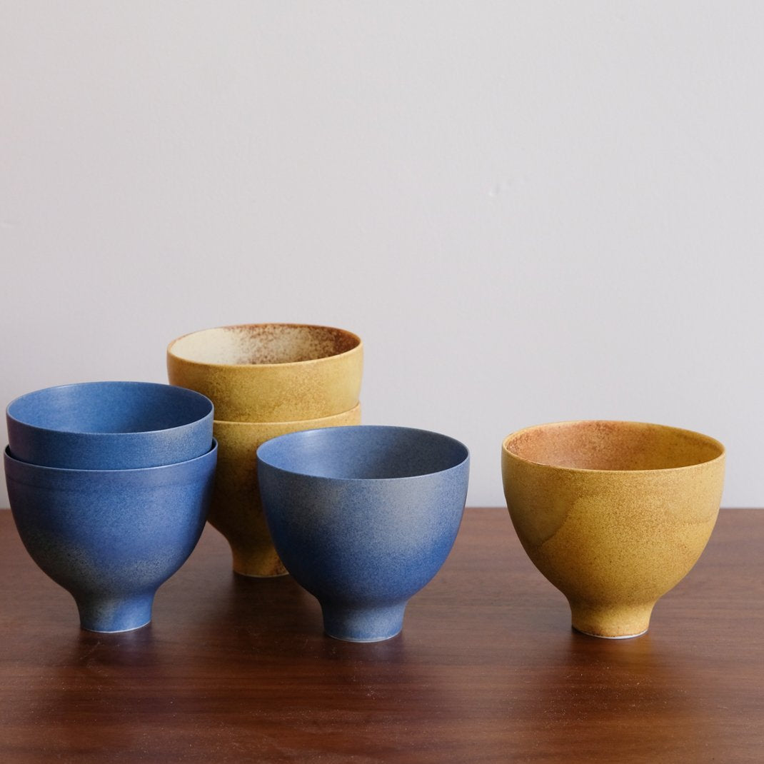 Mazagran en porcelaine bleu par Cica Gomez chez Brutal Ceramics
