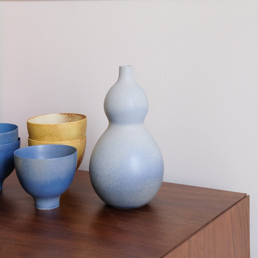 Vase bleu ciel en porcelaine par Cica Gomez chez Brutal Ceramics