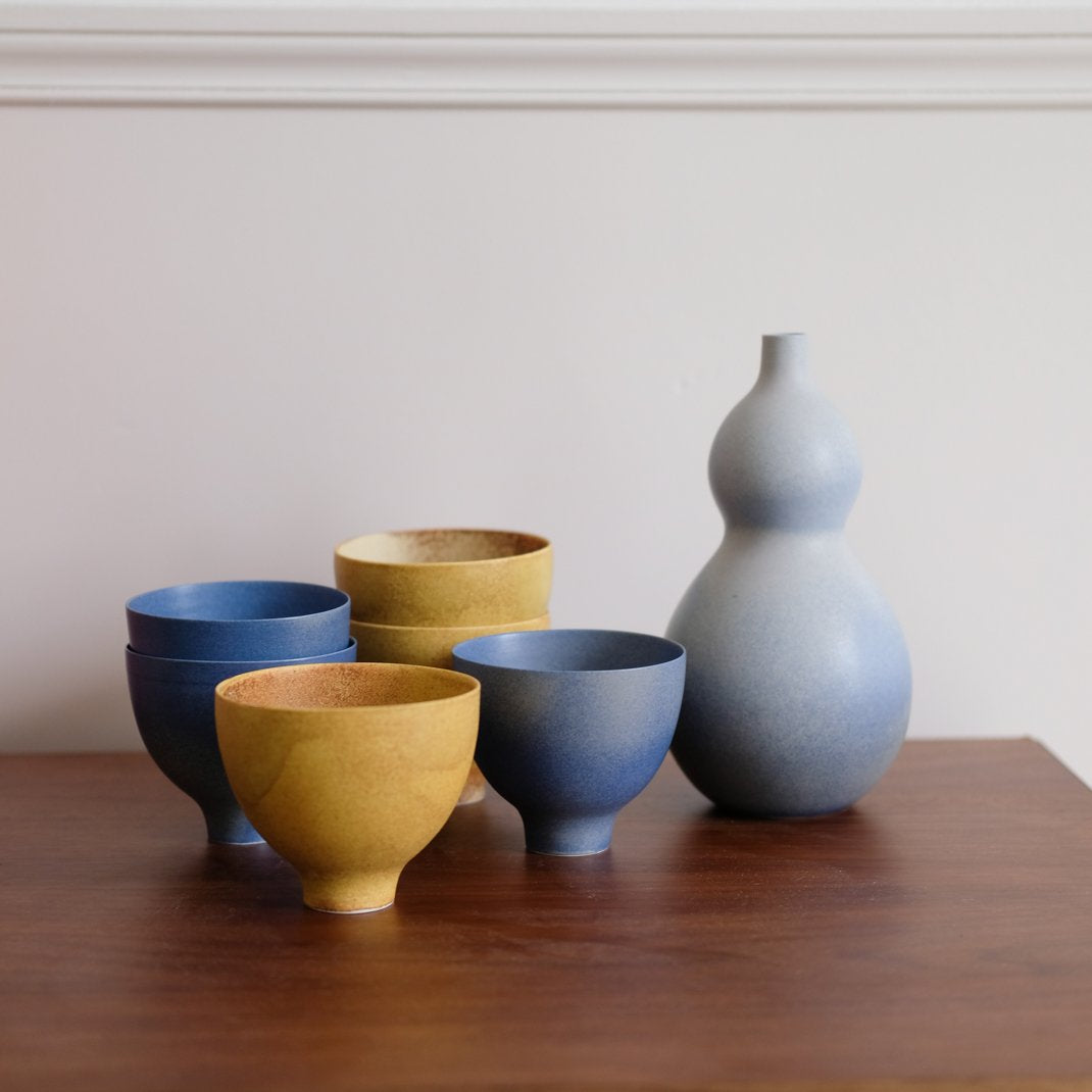 Vase bleu ciel en porcelaine par Cica Gomez chez Brutal Ceramics