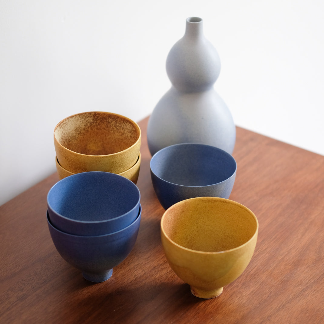 Mazagran en porcelaine bleu par Cica Gomez chez Brutal Ceramics