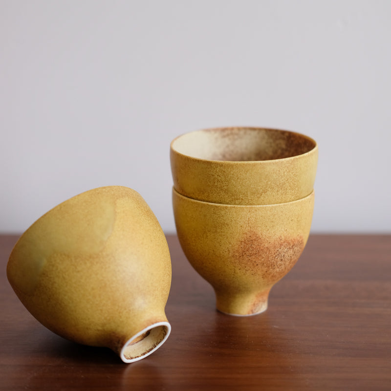 Mazagran en porcelaine jaune par Cica Gomez chez Brutal Ceramics
