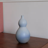 Vase bleu ciel en porcelaine par Cica Gomez chez Brutal Ceramics