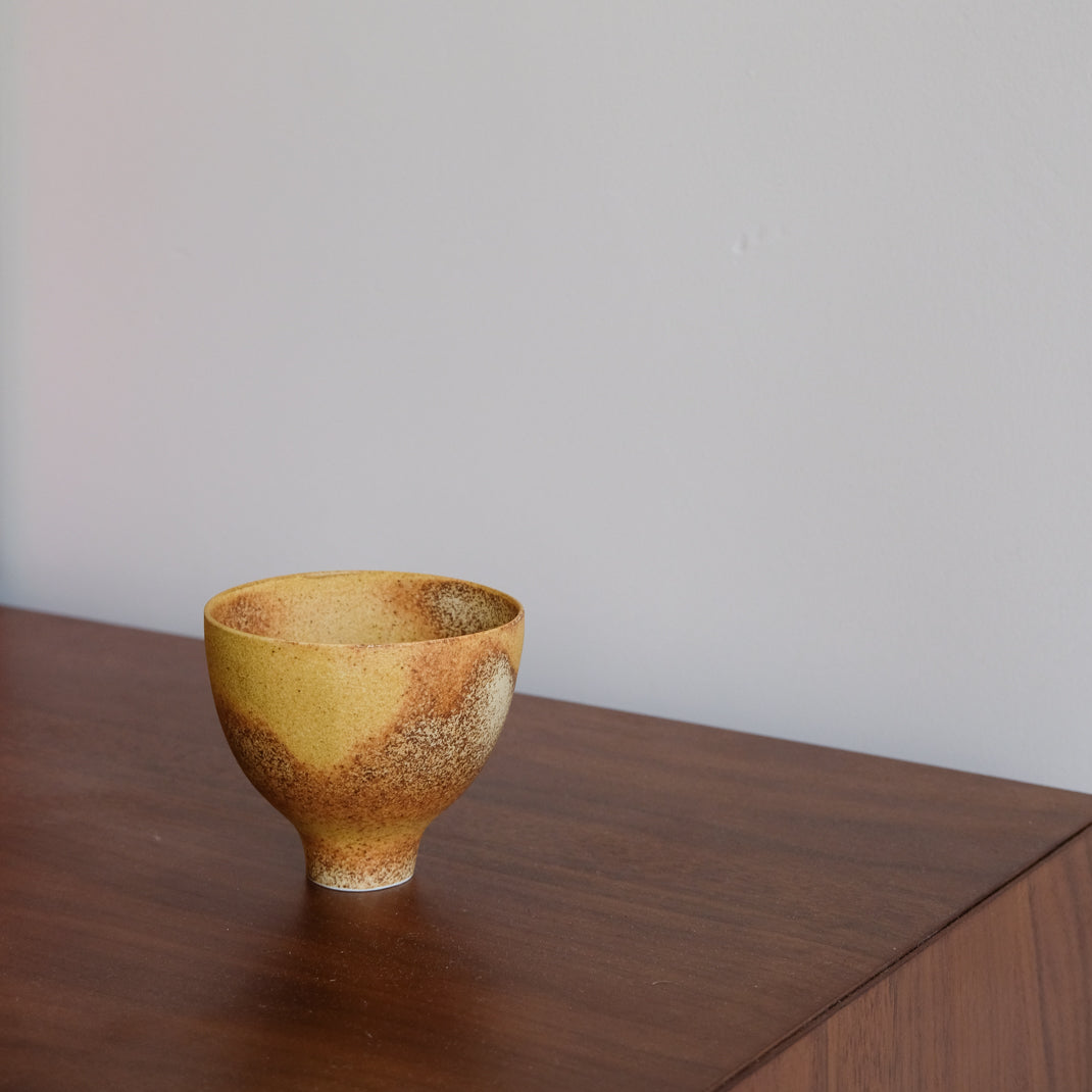 Mazagran en porcelaine jaune par Cica Gomez chez Brutal Ceramics