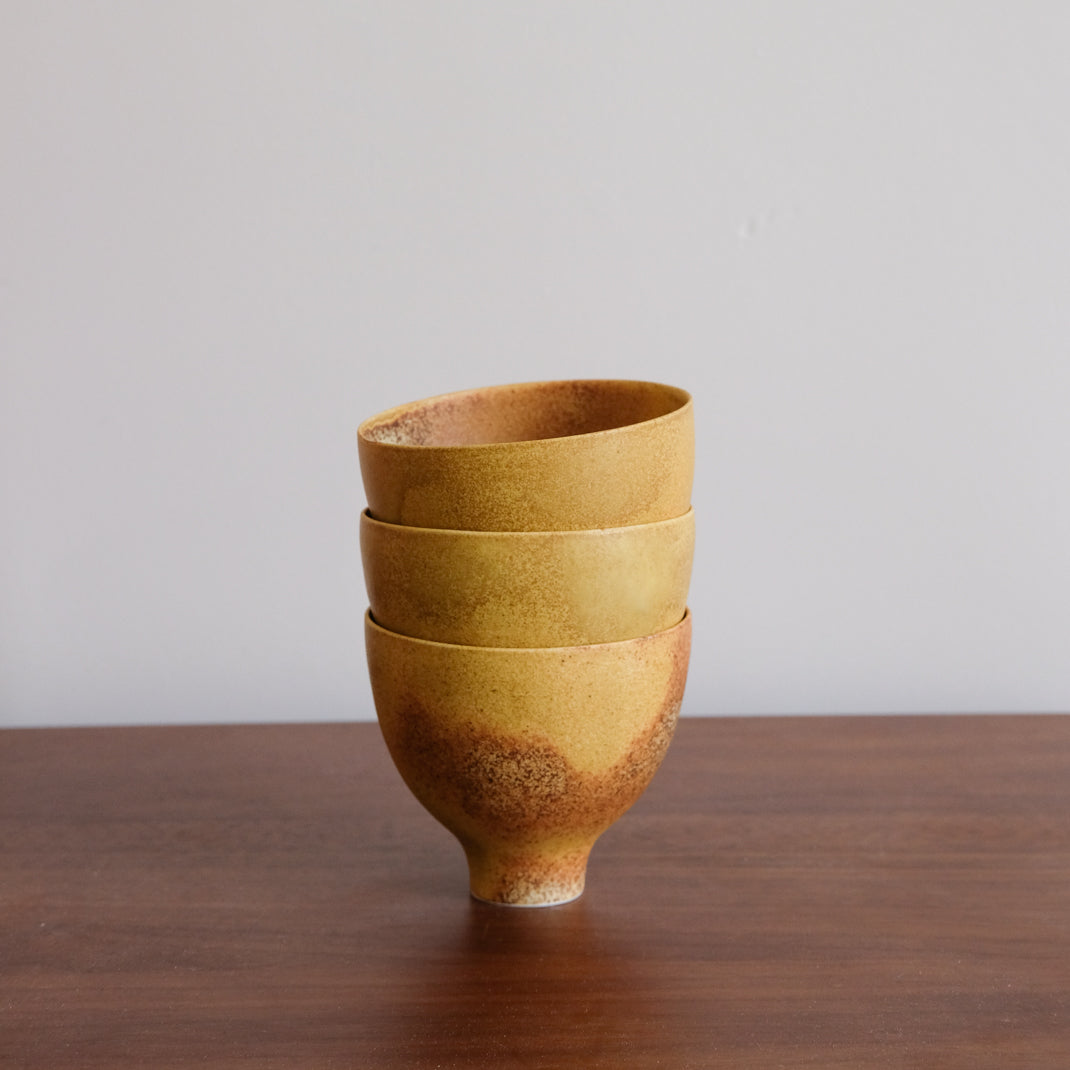 Mazagran en porcelaine jaune par Cica Gomez chez Brutal Ceramics