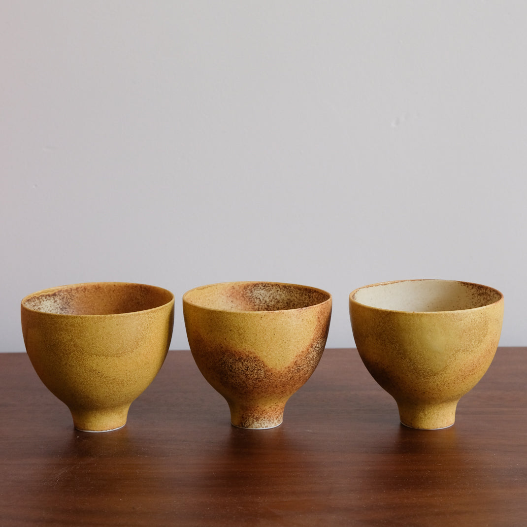 Mazagran en porcelaine jaune par Cica Gomez chez Brutal Ceramics