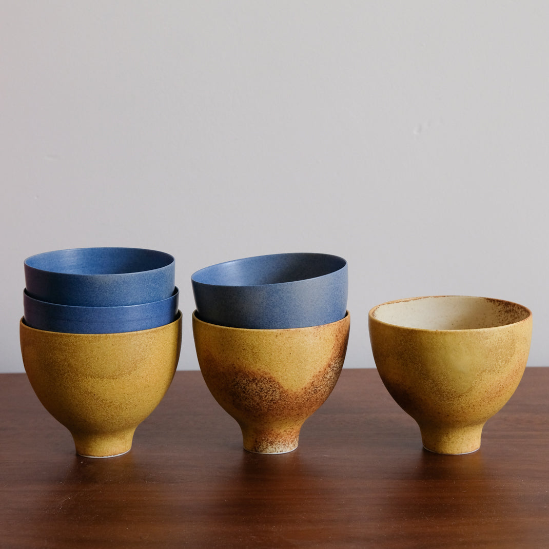 Mazagran en porcelaine jaune par Cica Gomez chez Brutal Ceramics