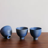 Mazagran en porcelaine bleu par Cica Gomez chez Brutal Ceramics