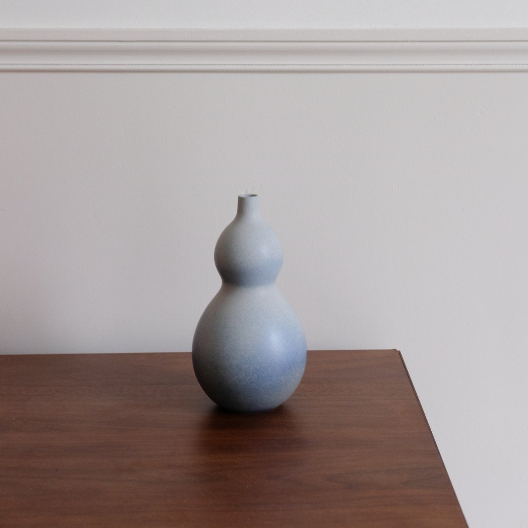 Vase bleu ciel en porcelaine par Cica Gomez chez Brutal Ceramics