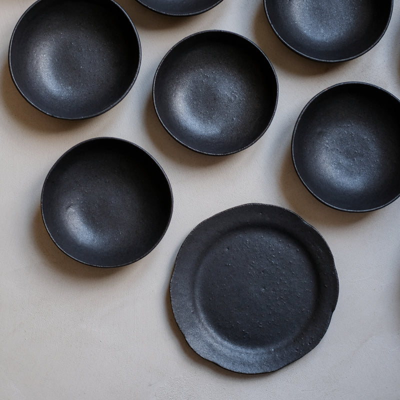 Assiette noire de Françoise Cholé chez Brutal Ceramics