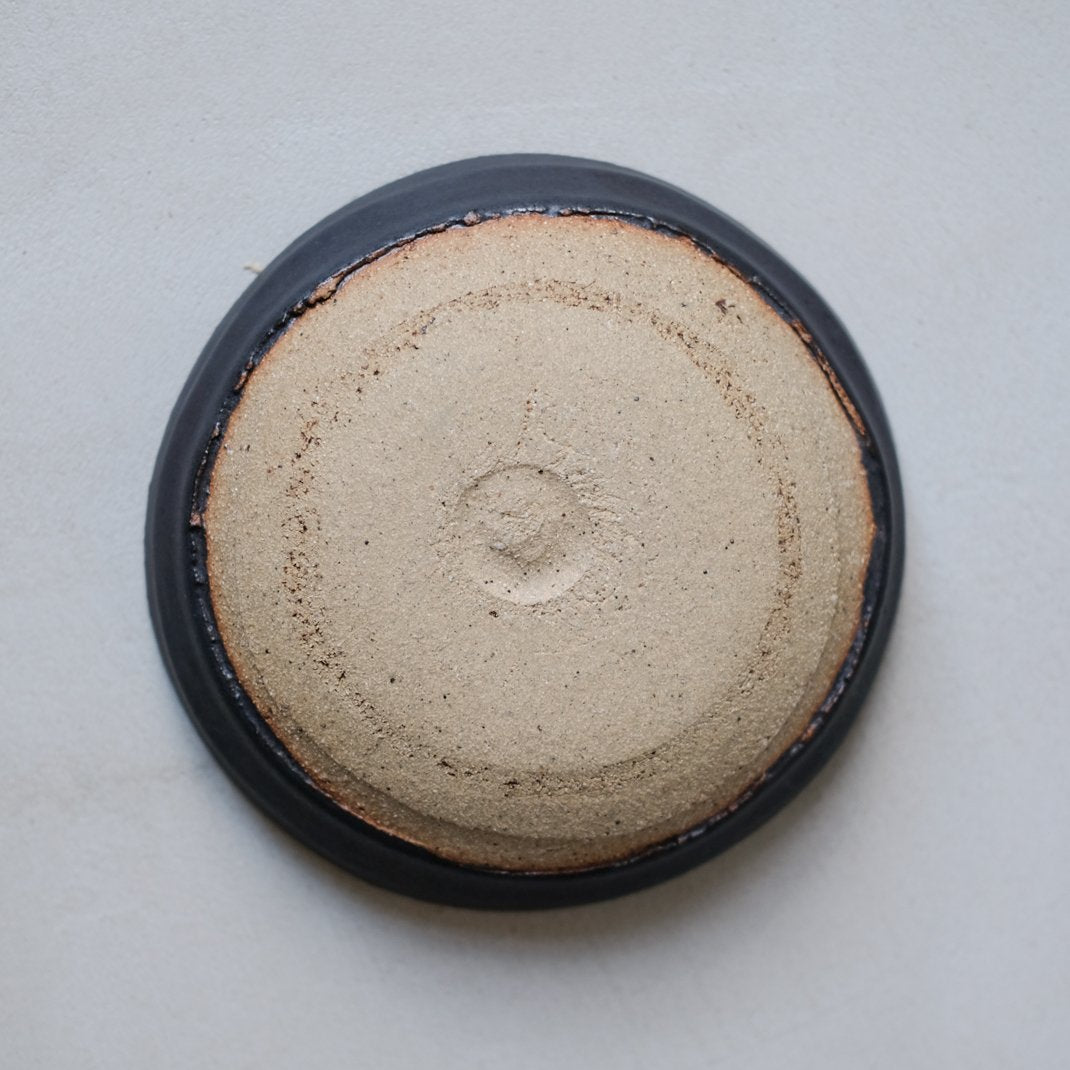 Assiette creuse noire par Françoise Cholé chez Brutal Ceramics