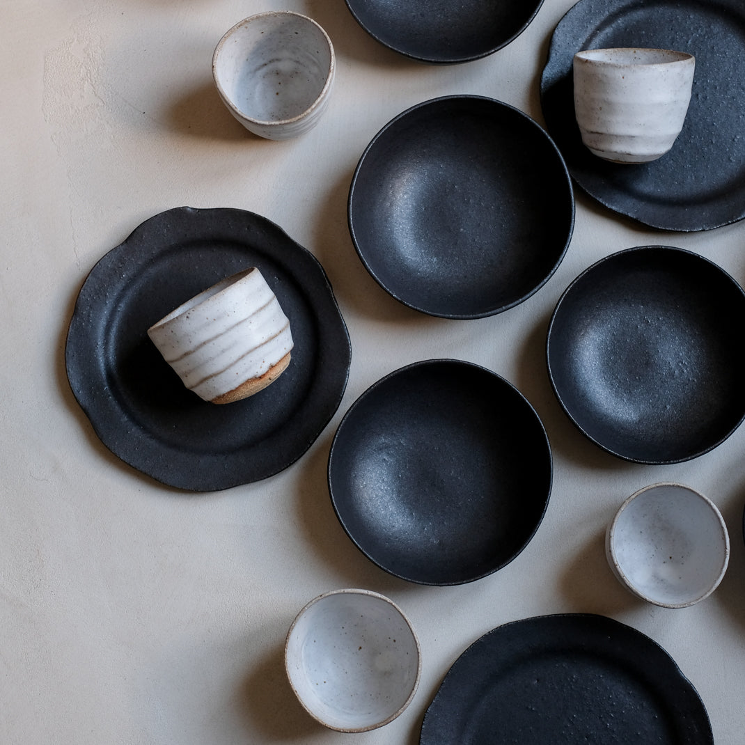 Assiette creuse noire par Françoise Cholé chez Brutal Ceramics