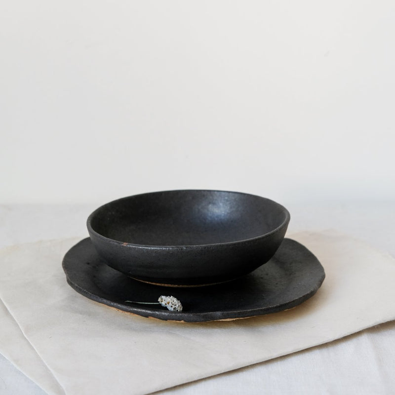 Assiette creuse noire par Françoise Cholé chez Brutal Ceramics